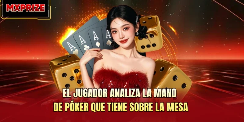El jugador analiza la mano de póker que tiene sobre la mesa El jugador analiza la mano de póker que tiene sobre la mesa
